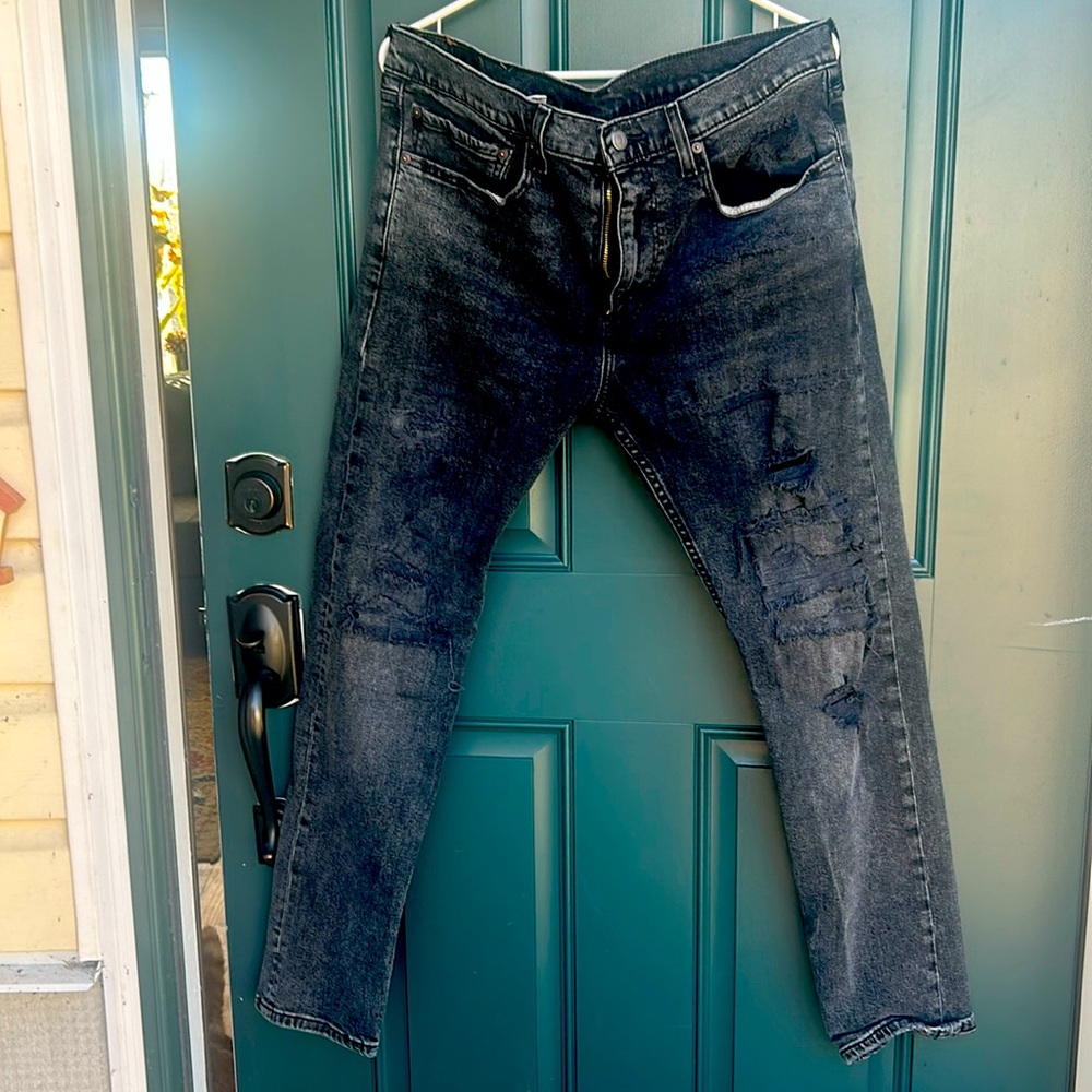 Black, distressed men’s Levi’s